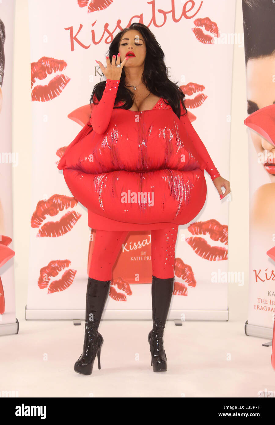 Dynamic Katie Price Shows Off Her 'kissable' New Lips And Covers Up In A Baggy Tracksuit As She Takes A Swipe At Ex-boyfriend Jj Slater By Saying She Wants A Man With 'masculine Energy' Wallpaper in HD Dynamic Katie Price Shows Off Her 'kissable' New Lips And Covers Up In A Baggy Tracksuit As She Takes A Swipe At Ex-boyfriend Jj Slater By Saying She Wants A Man With 'masculine Energy' Wallpaper in HD