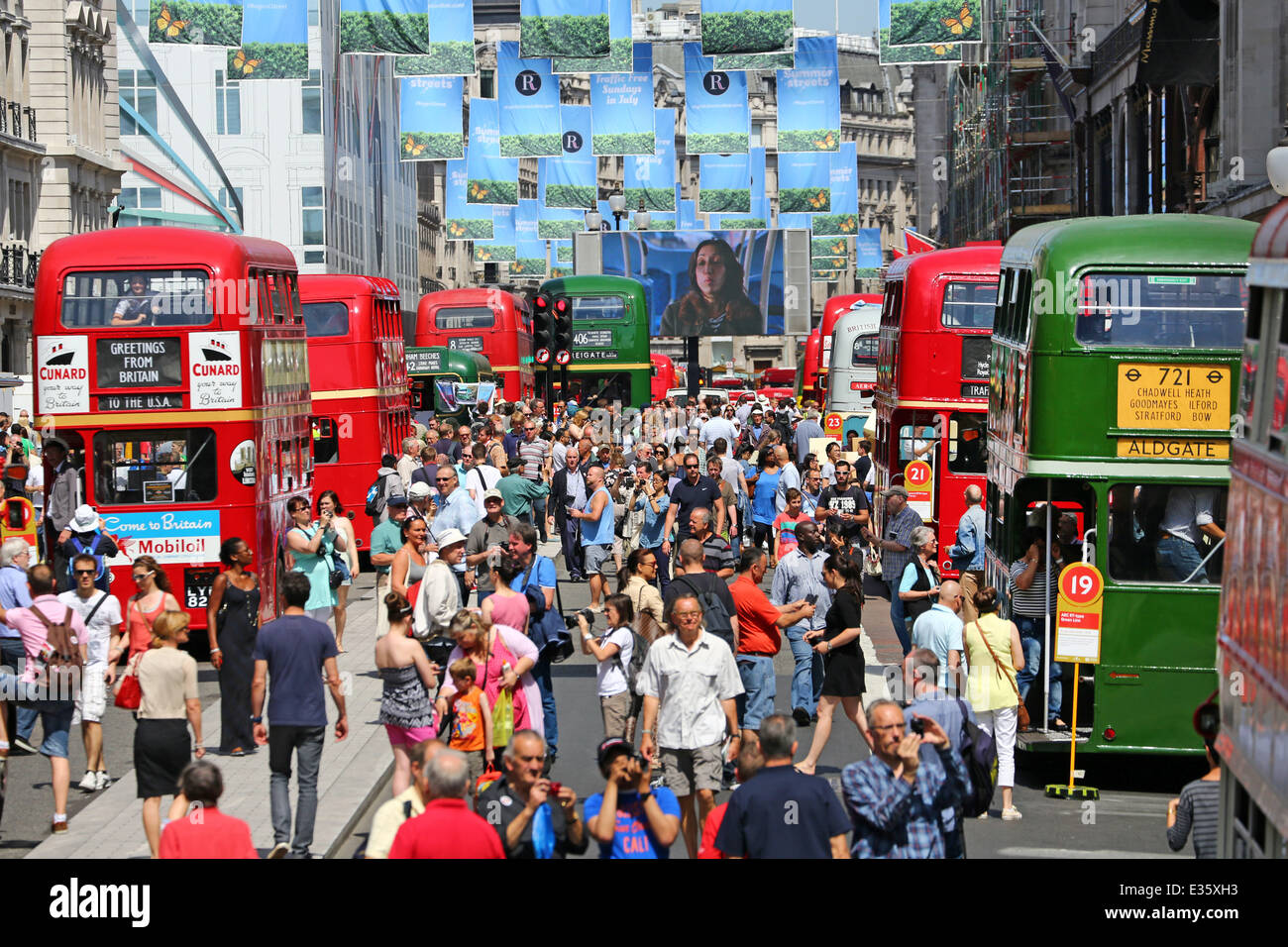 People crowd london bus hi-res stock photography and images - Alamy