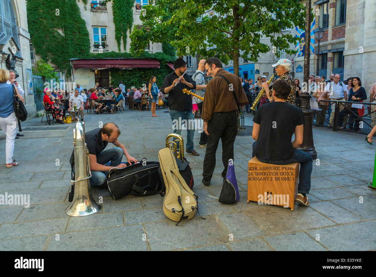 Paris, France, Crowd, Jazz Music Performing on Street, Annual National Music Festival 'Fete de la Musique' World Music day Marais Stock Photo