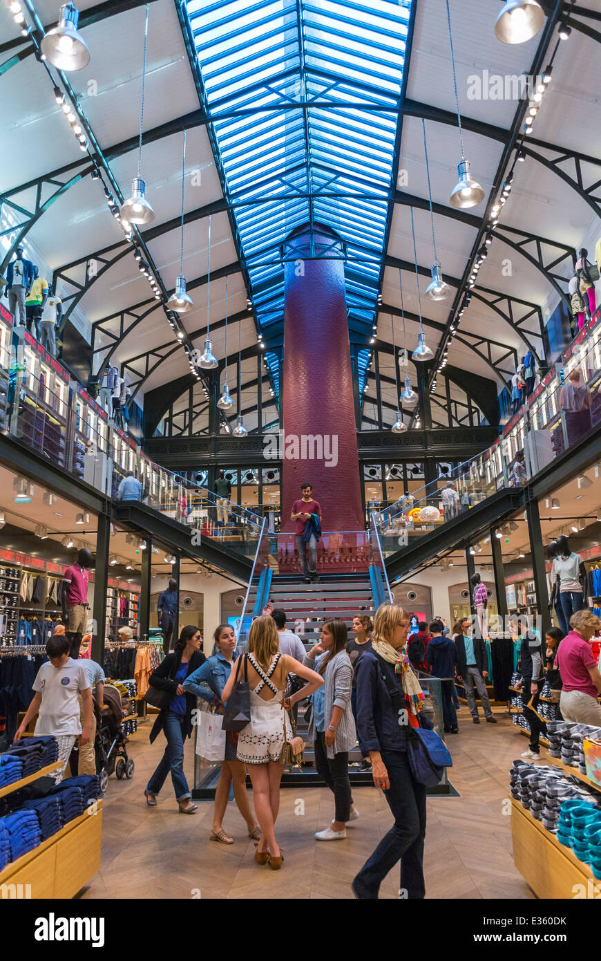 Paris, France, People Shopping in Clothing Store, "Uniqlo Le Marais",  Converted Factory Building, commercial interiors, fast fashion Stock Photo  - Alamy