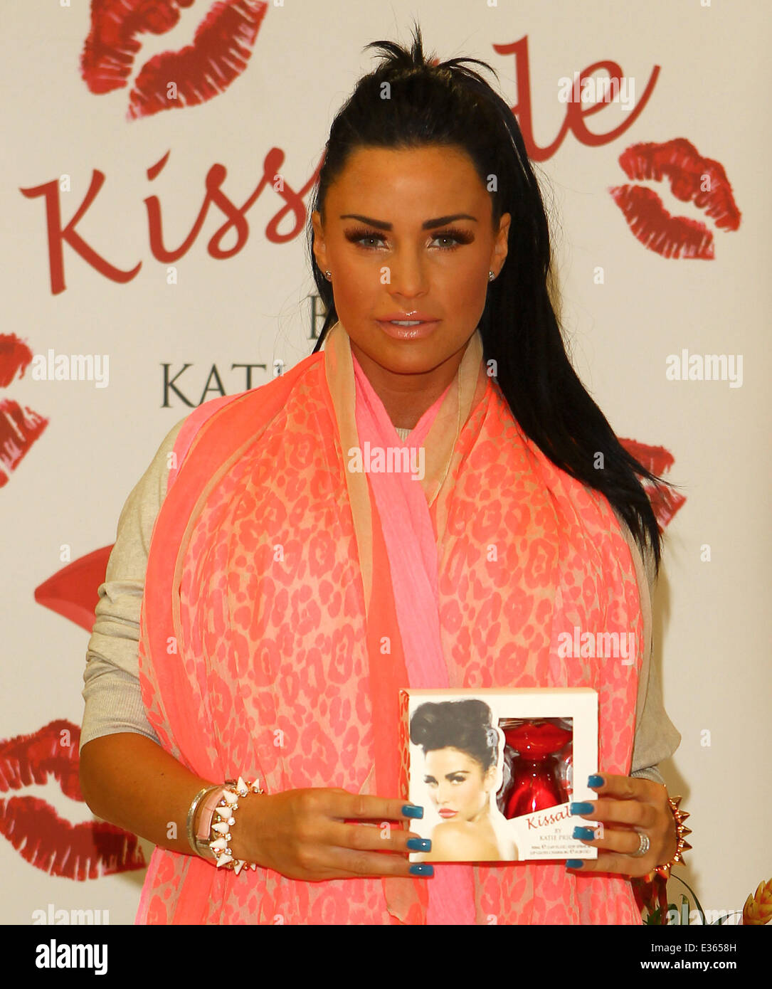 Artistic Katie Price Shows Off Her 'kissable' New Lips And Covers Up In A Baggy Tracksuit As She Takes A Swipe At Ex-boyfriend Jj Slater By Saying She Wants A Man With 'masculine Energy' Wallpaper for Your Screen Artistic Katie Price Shows Off Her 'kissable' New Lips And Covers Up In A Baggy Tracksuit As She Takes A Swipe At Ex-boyfriend Jj Slater By Saying She Wants A Man With 'masculine Energy' Wallpaper for Your Screen