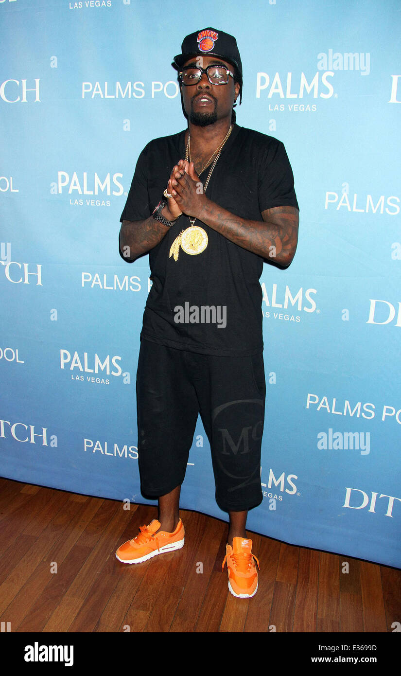 Sneakers rapper t shirt hat hi-res stock photography and images - Alamy