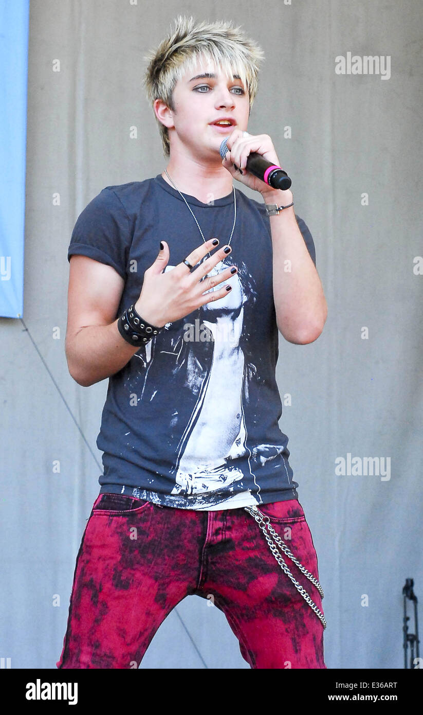 Taste of Chicago presented by Radio Disney AM 1300 - Performances  Featuring: Dalton Rapattoni,IM5 Where: Chicago, Illinois, Uni Stock Photo -  Alamy, image size:823x1390