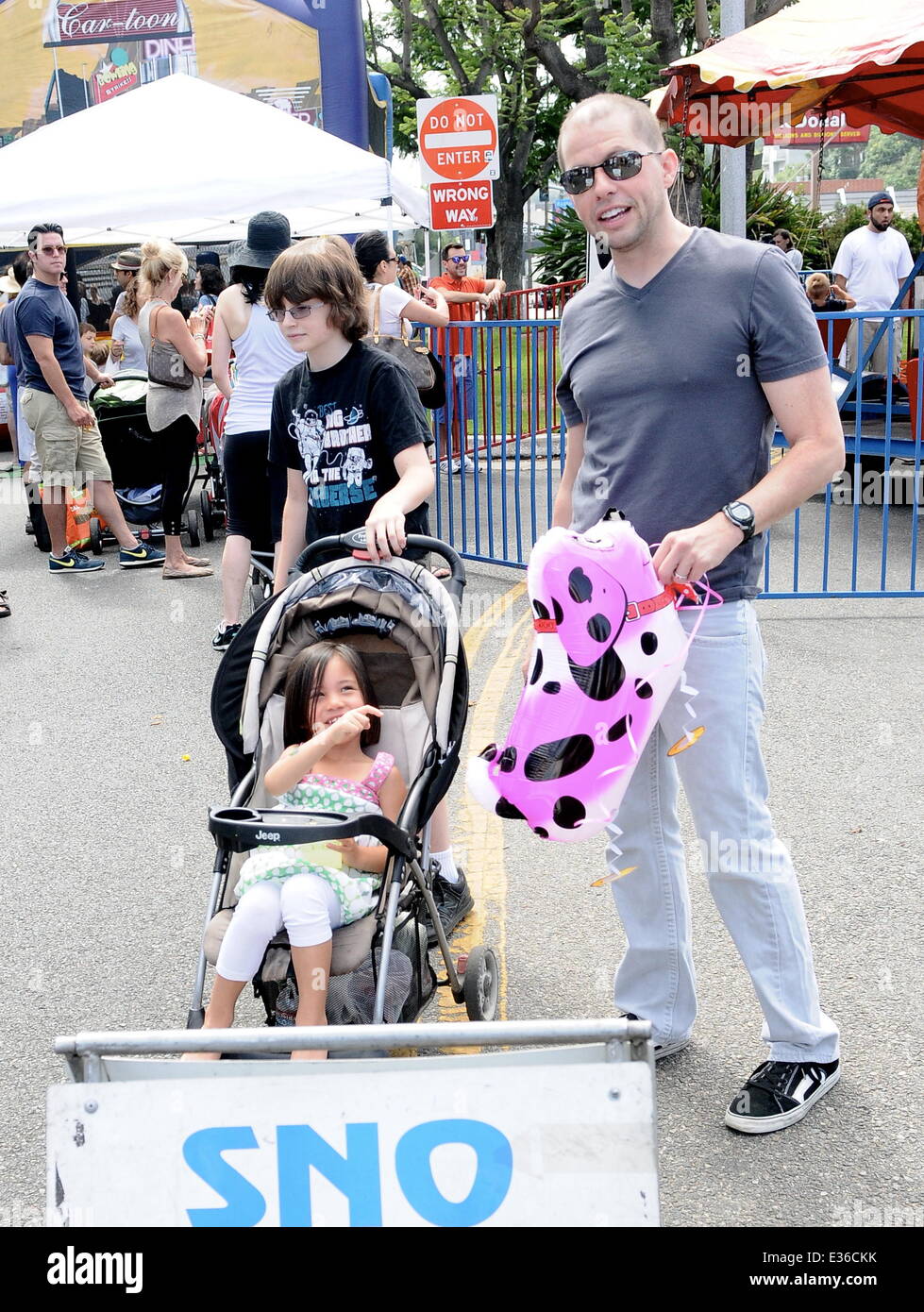 Actor Jon Cryer spotted at the Farmers Market with his wife, Lisa