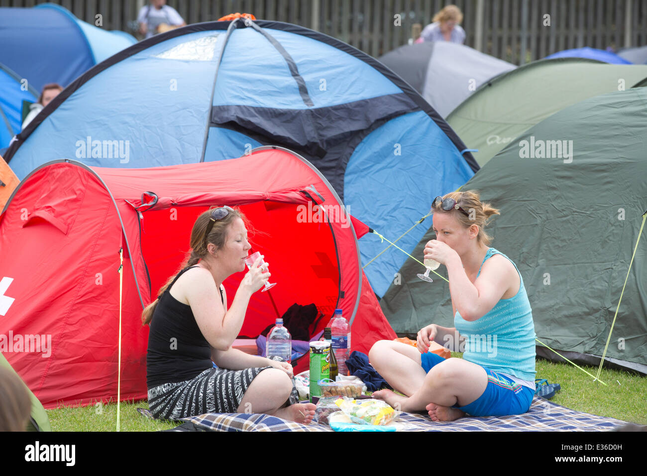 Wimbledon Park, London, UK. 22nd June, 2014. Tennis enthusiasts camp in Wimbledon Park overnight hoping to get a ticket for the opening match in Centre Court to see Andy Murray defend his title. Credit:  Clickpics/Alamy Live News Stock Photo