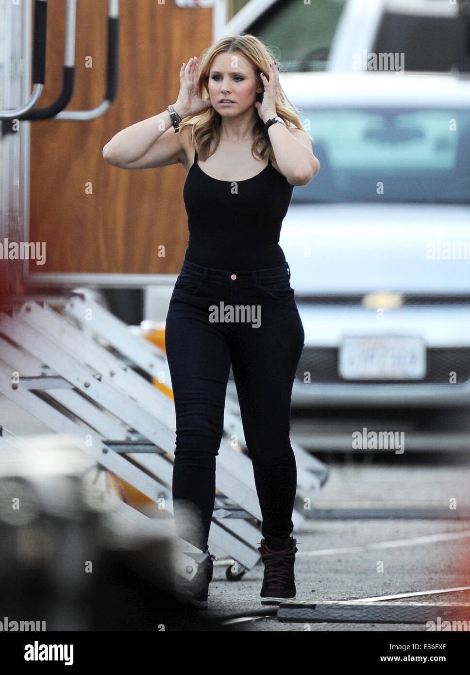 Kristen Bell shows off her slim down body while on the filmset of