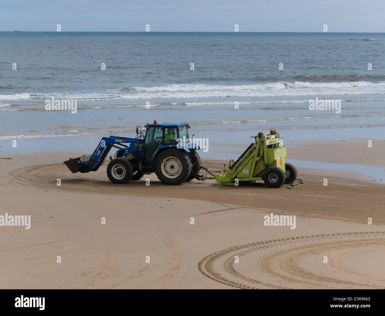 Tractor beach cleaning hi-res stock photography and images - Alamy