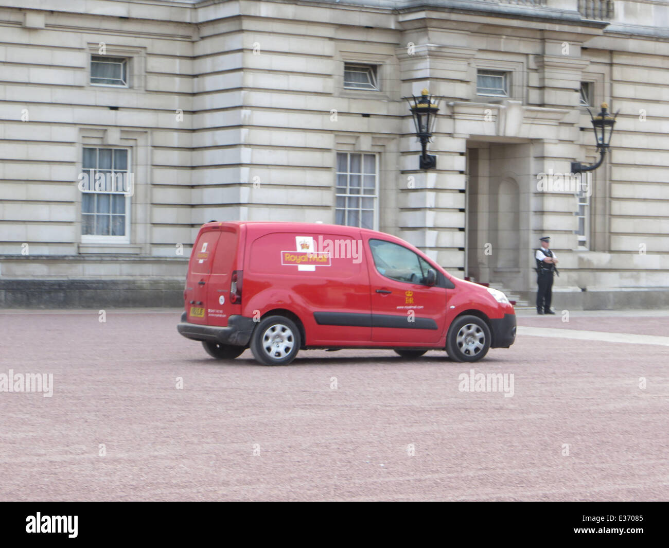 A postal van at Buckingham Palace on the day the Duchess of Cambridge has given birth to a baby boy at 16.24 BST, with William the Duke of Cambridge present for the arrival  Featuring: N/A Where: London, United Kingdom When: 22 Jul 2013 Stock Photo