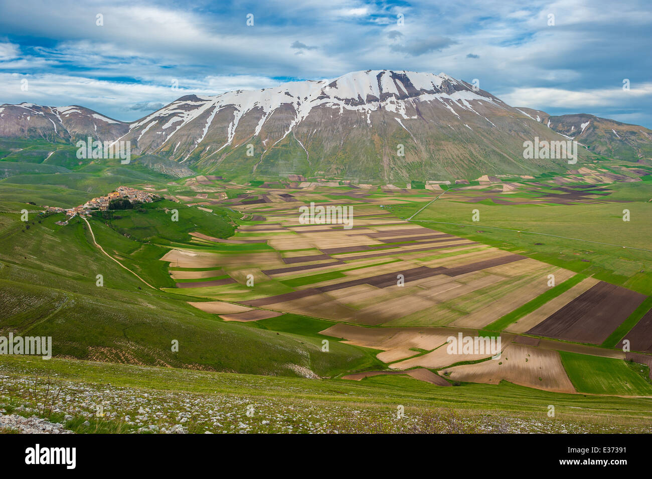 Piano Grande scenic fields and Sibillini mountains in Umbria, Italy Stock Photo