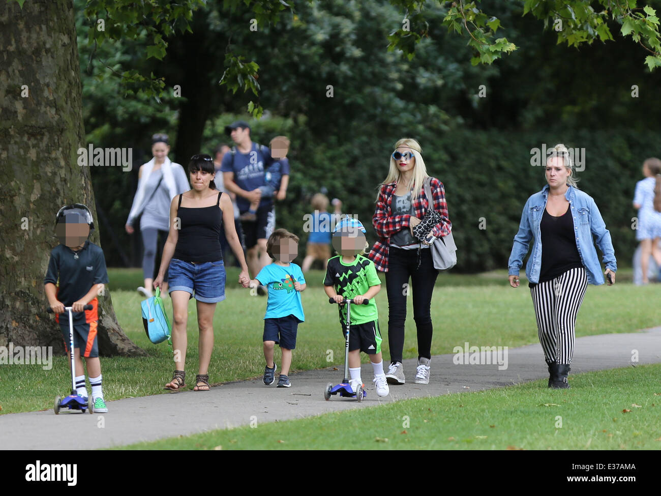 Gwen Stefani and her sons Kingston and Zuma Rossdale enjoy an afternoon