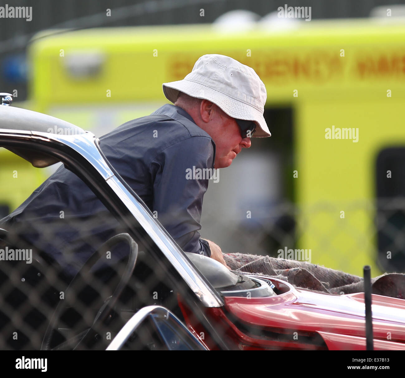 Steve McFadden (Phil Mitchell)and Daniel Coonan (Carl White) film a