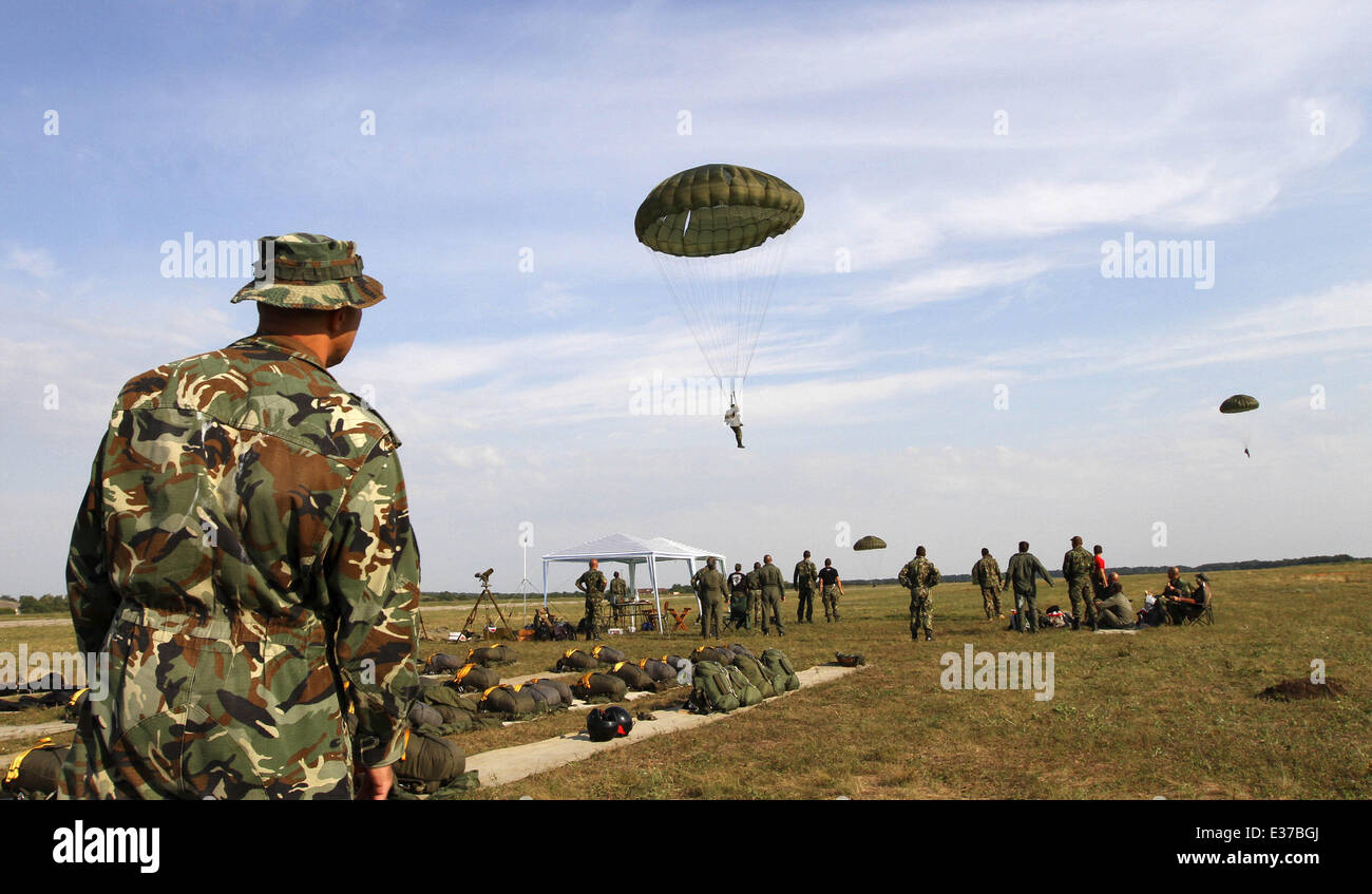 Bulgarian army soldiers skydive from a plane during a 'Black Sea Rotational Force 13' Bulgarian-US joint military exercise near the town of Balchik east of the capital Sofia, 26th July, 2013. The Black Sea Rotational Force is an annual program where Unite Stock Photo
