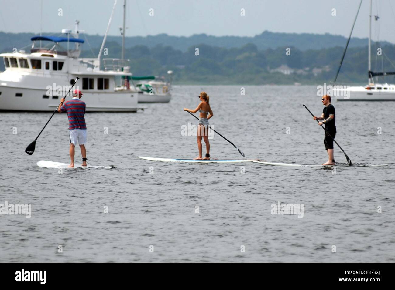 Taylor Swift and her musician pal Ed Sheeran go paddleboarding with(02)