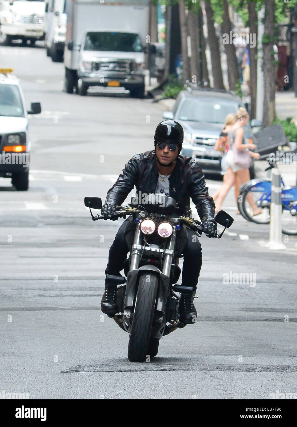 Justin Theroux takes his motorcycle for a spin in Manhattan