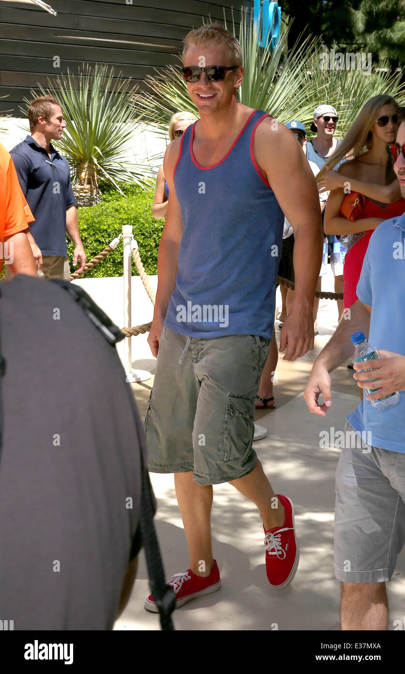 Sean Lowe continues his party weekend at Liquid Pool Lounge at Aria