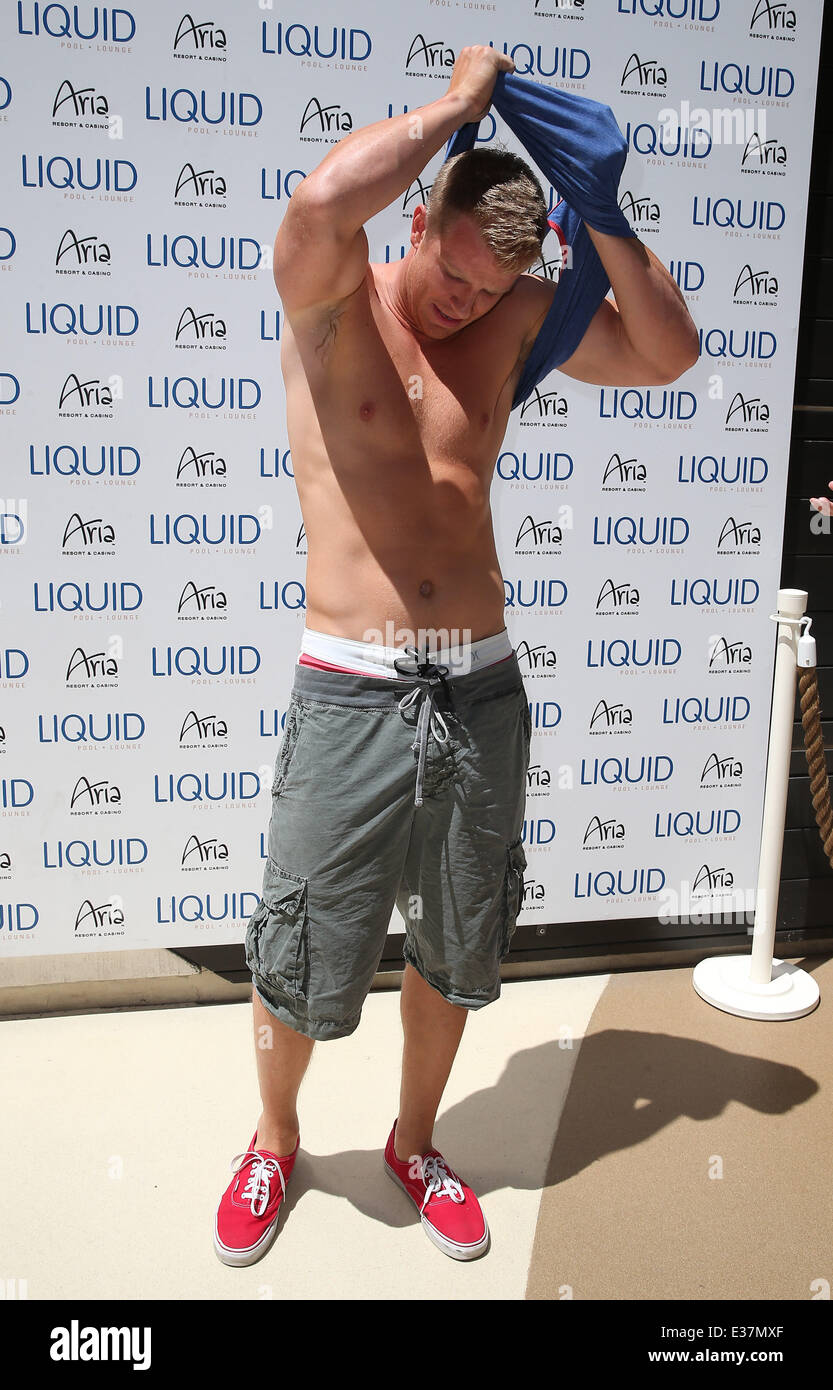 Sean Lowe continues his party weekend at Liquid Pool Lounge at Aria