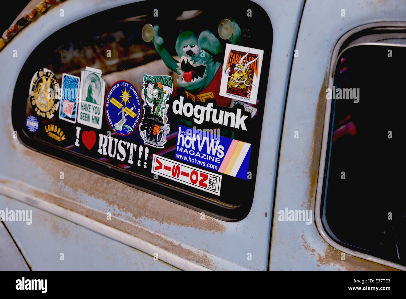 Manche Führen, Manche Folgen. Sticker or decal on car rear window Stock  Photo - Alamy