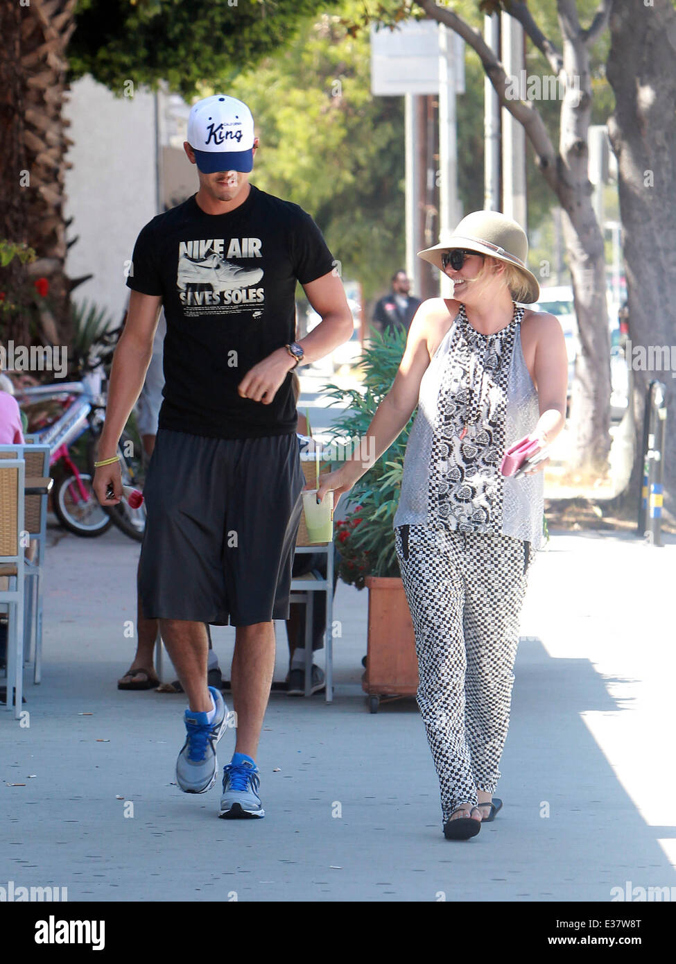 Actress Kaley Cuoco seen shopping with her rumoured boyfriend tennis ...