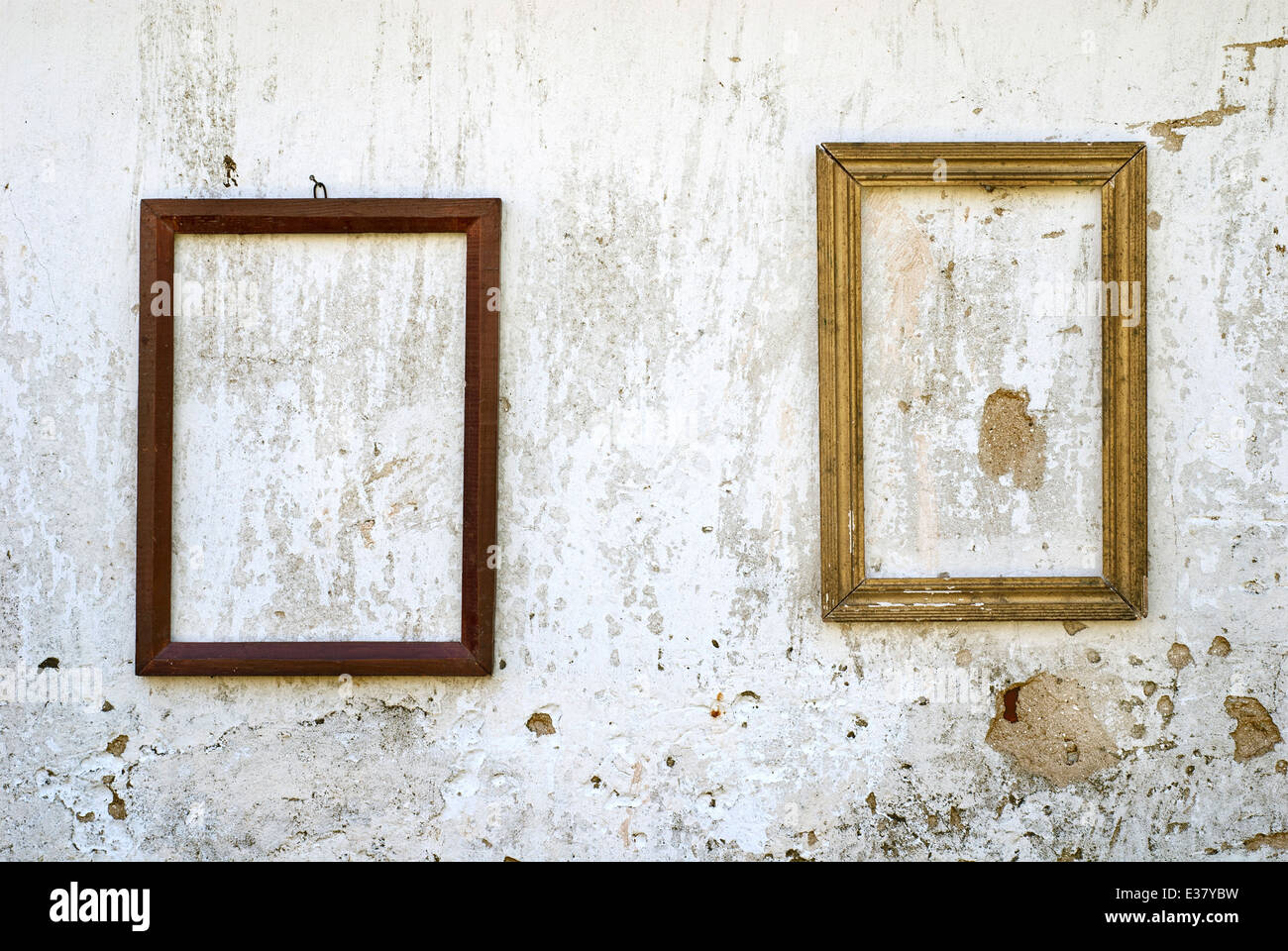 Broken picture frame hi-res stock photography and images - Alamy