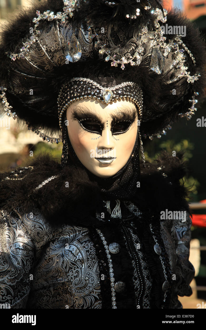Black woman in mardi gras mask hi-res stock photography and images - Alamy