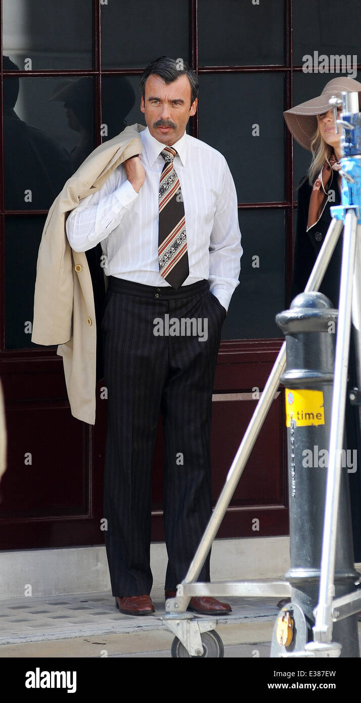 Actors On The Set Of A New Two Part Itv Drama Named Lucan A Story Based On The Flamboyant Aristocrat Lord Lucan Where London United Kingdom When 12 Aug 2013 Stock Photo Alamy