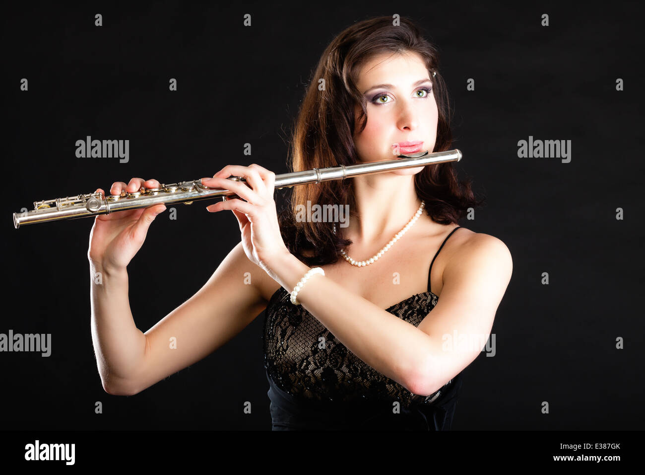 девушка с флейтой. человек с флейтой. свирель в руках. фотосессия с флейтой. девочка с флейтой.