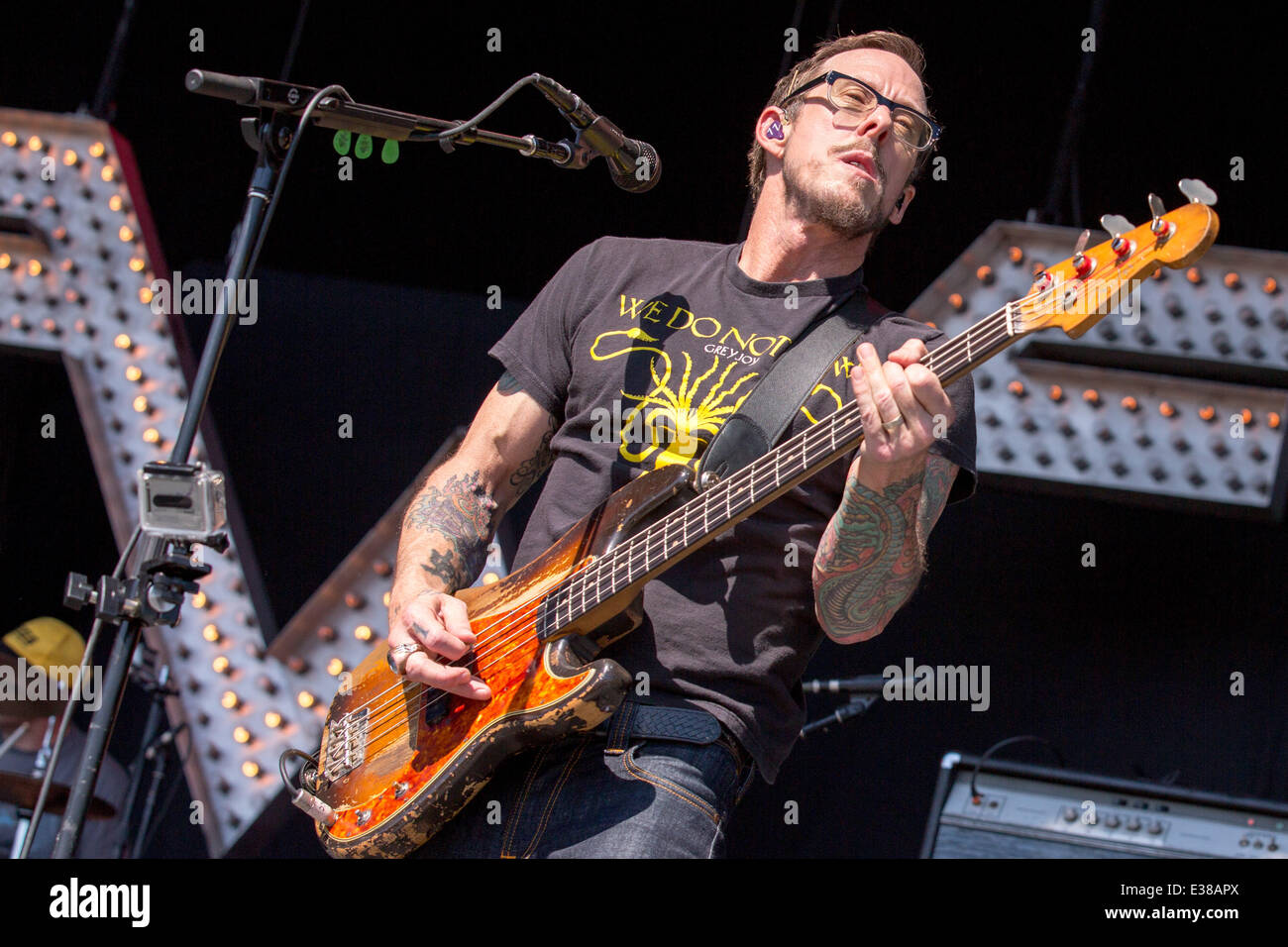 Bassist scott shriner hires stock photography and images Alamy