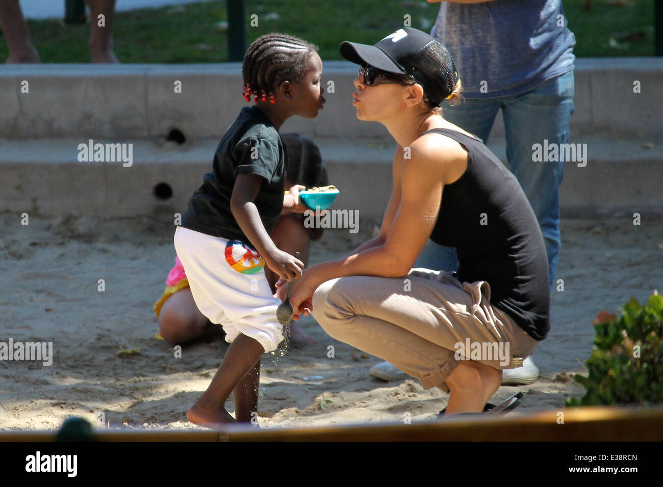 Jillian Michaels takes her daughter Lukensia by piggyback to the park(02)