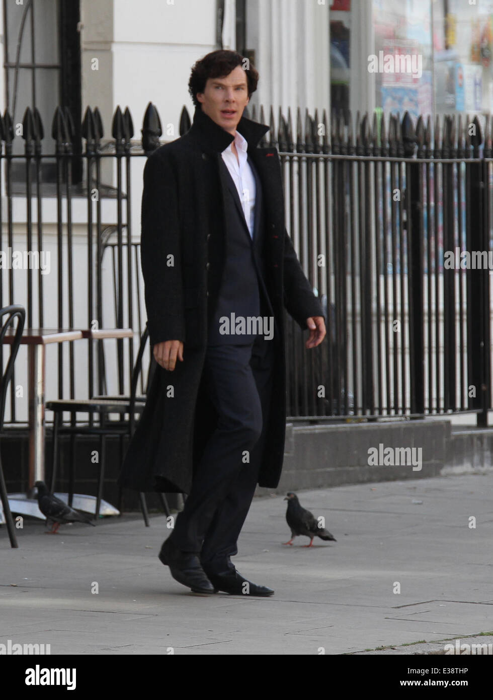 Martin Freeman and Benedict Cumberbatch filming Sherlock Featuring: Benedict  Cumberbatch,martin freeman Where: London, United Kingdom When: 21 Aug 2013  Stock Photo - Alamy, image size:980x1390