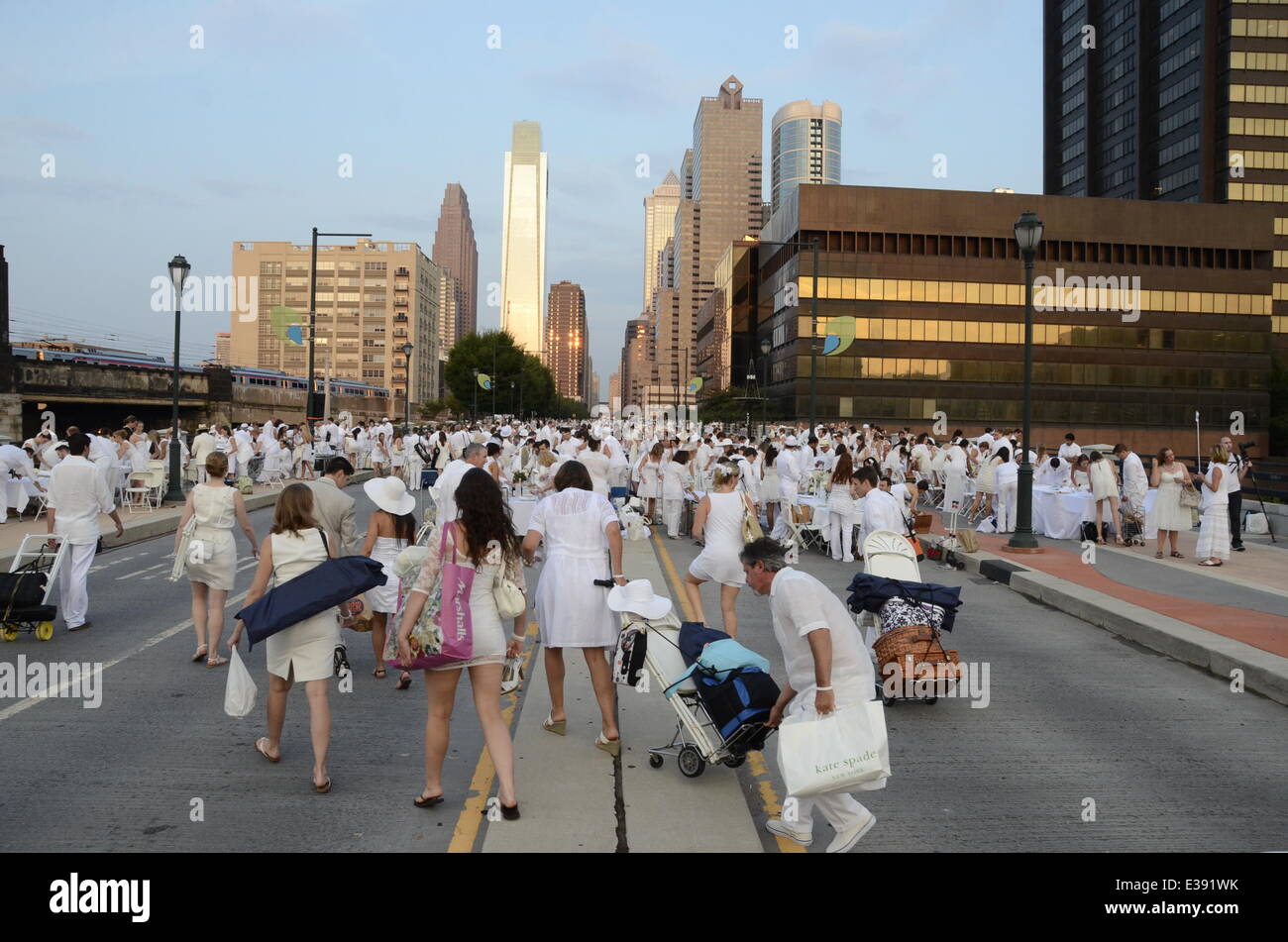 the-elegant-parisian-pop-up-picnic-dner-en-blanc-on-john-f-kennedy-E391WK.jpg