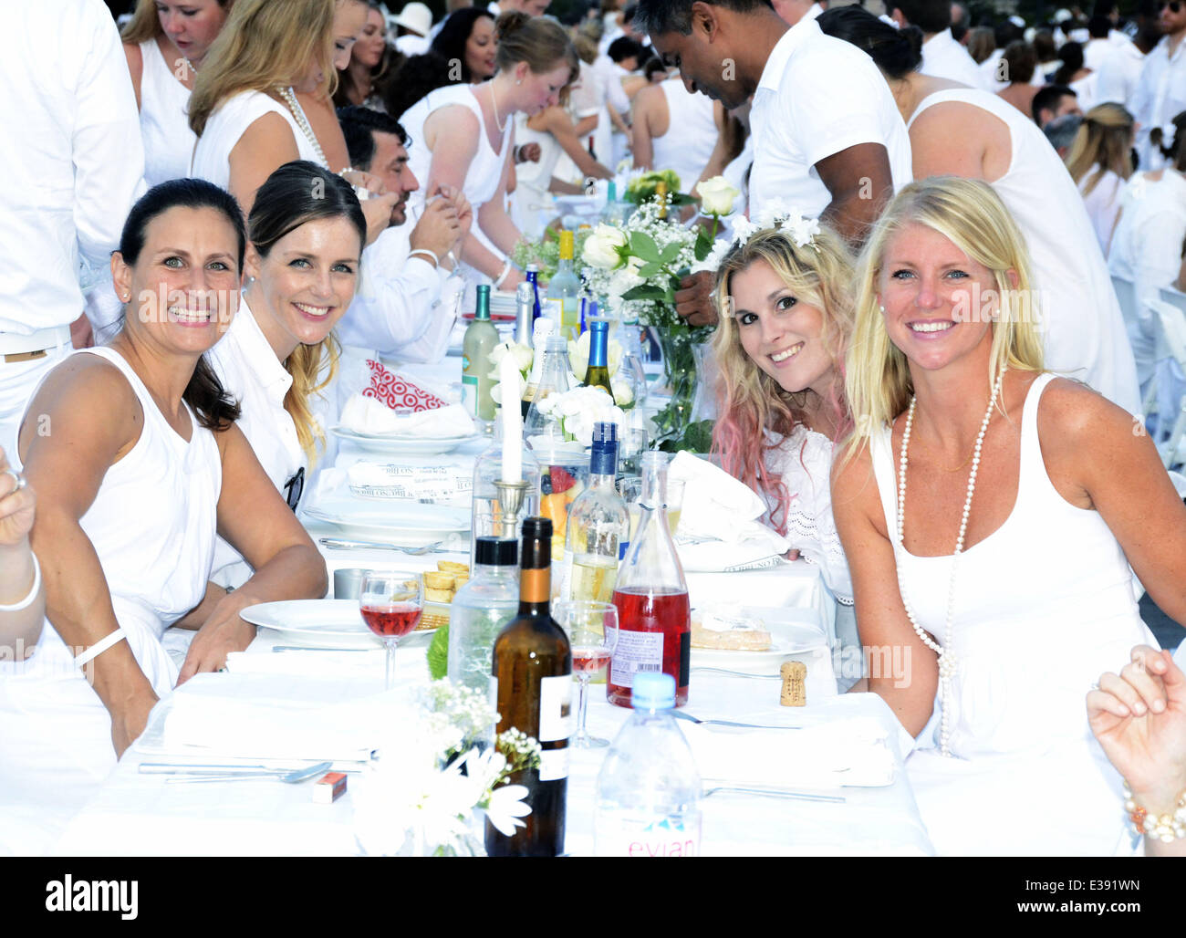 the-elegant-parisian-pop-up-picnic-dner-en-blanc-on-john-f-kennedy-E391WN.jpg