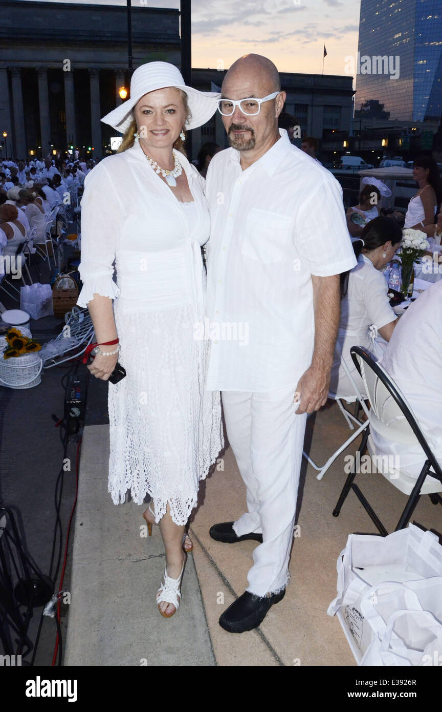 the-elegant-parisian-pop-up-picnic-dner-en-blanc-on-john-f-kennedy-E3926R.jpg