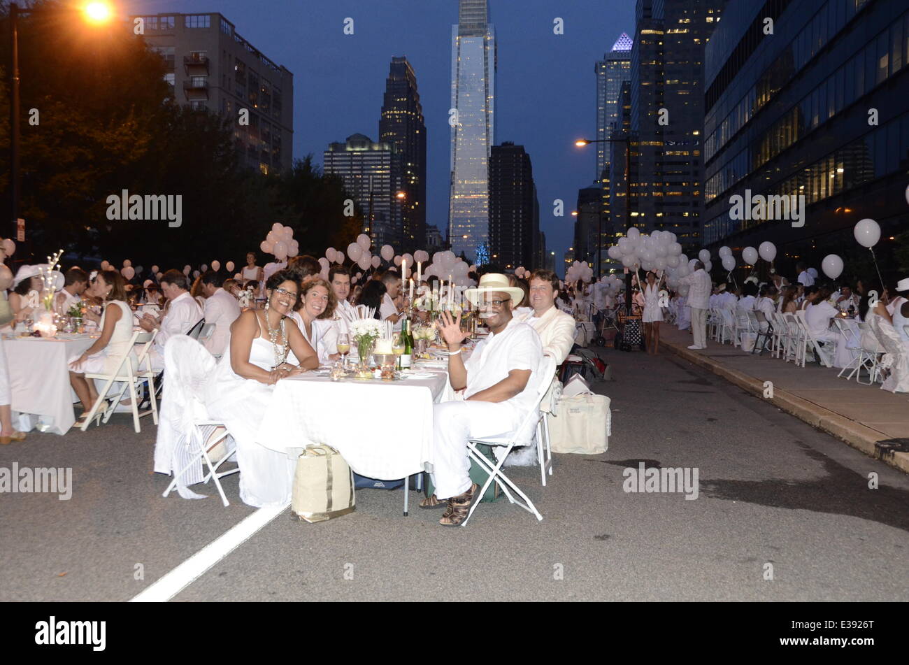the-elegant-parisian-pop-up-picnic-dner-en-blanc-on-john-f-kennedy-E3926T.jpg