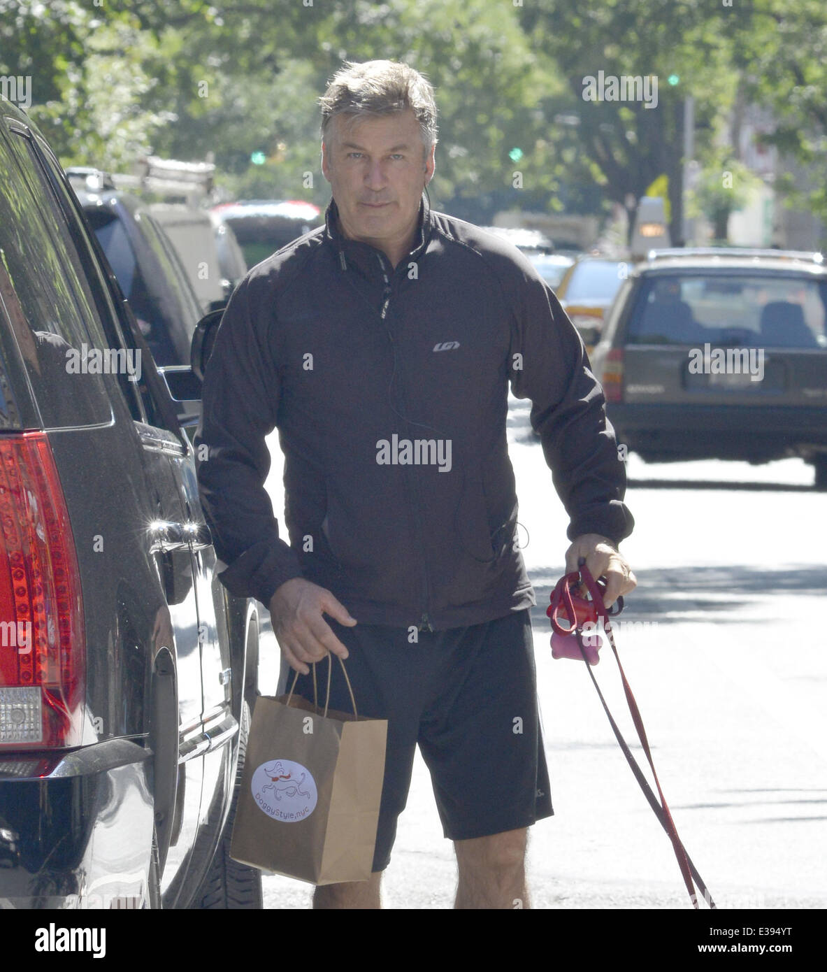 Alec Baldwin spotted out walking his dogs in New York Featuring Alec(02)