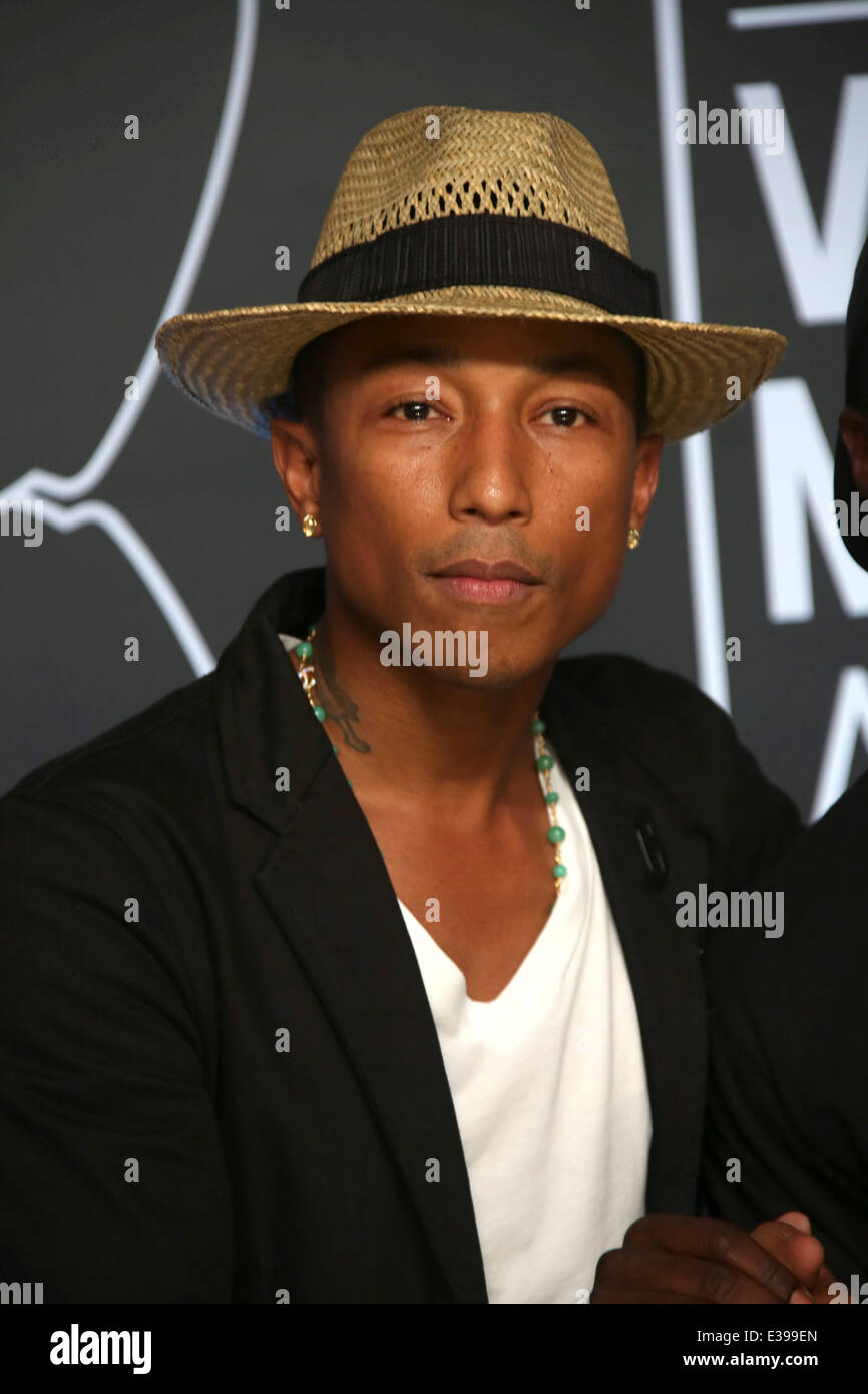 Фаррел вильямс. Фаррелл уильямс в шляпе. Pharrell 2013. Фаррел вильямс. Фаррелл уильямс 2022.