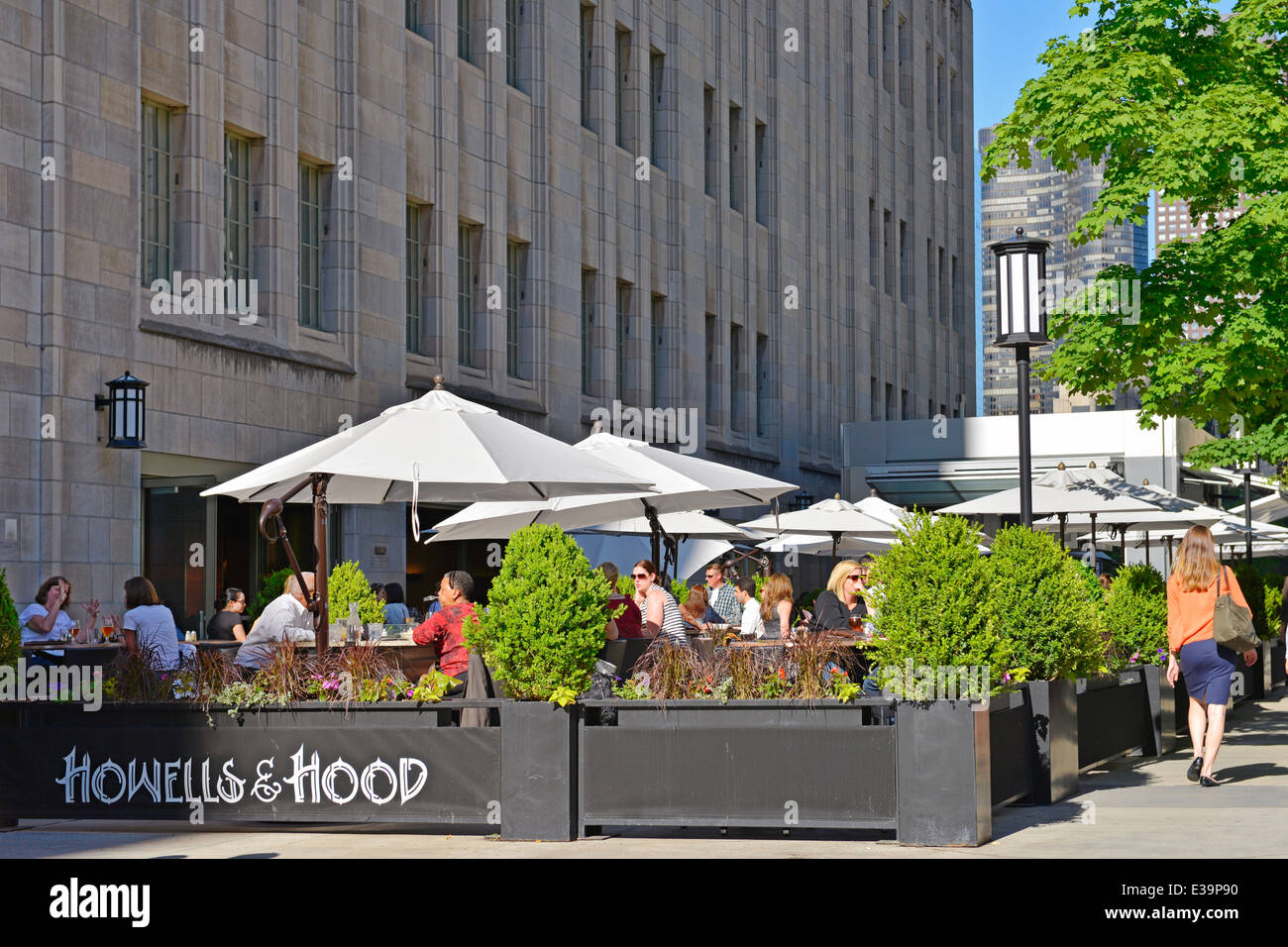 Howells and Hood outdoor dining on Michigan Avenue in downtown Chicago, Illinois, USA Stock Photo