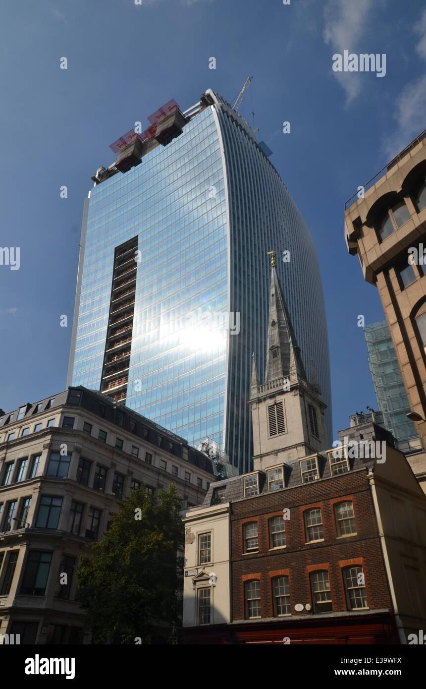 the-walkie-talkie-building-in-london-is-reflecting-blinding-rays-of