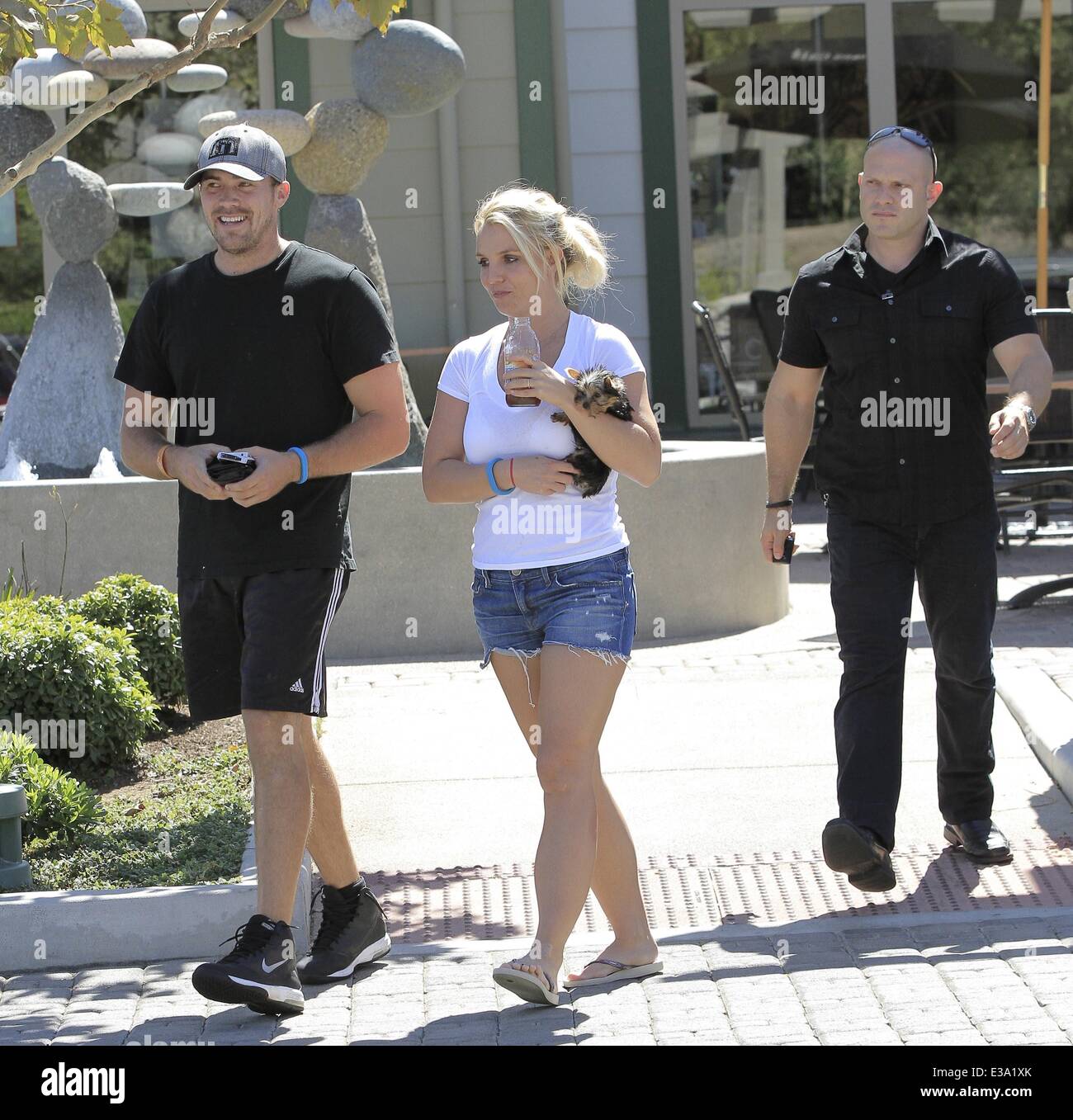 Britney Spears Enjoys A Stroll With Boyfriend David Lucado And A Little Britney Spears Enjoys A Stroll With Boyfriend David Lucado And A Little