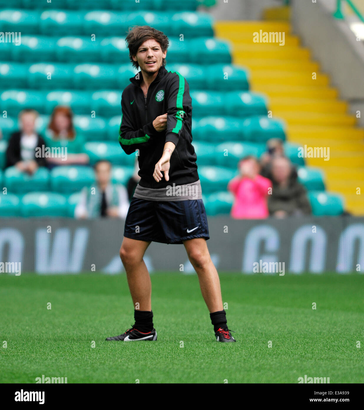 One Direction's Louis Tomlinson warms up before playing for Celtic XI in  the Stiliyan Petrov #19 Legends charity football match Featuring: Louis  Tomlinson Where: Glasgow, Scotland When: 08 Sep 2013 Stock Photo - Alamy