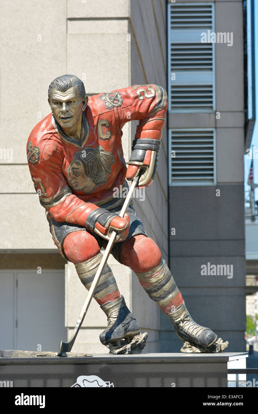 Hockey Legend Stan (Stanislav) Mikita of the Chicago Blackhawks, Statue outside United Center, Chicago, Illinois, USA Stock Photo