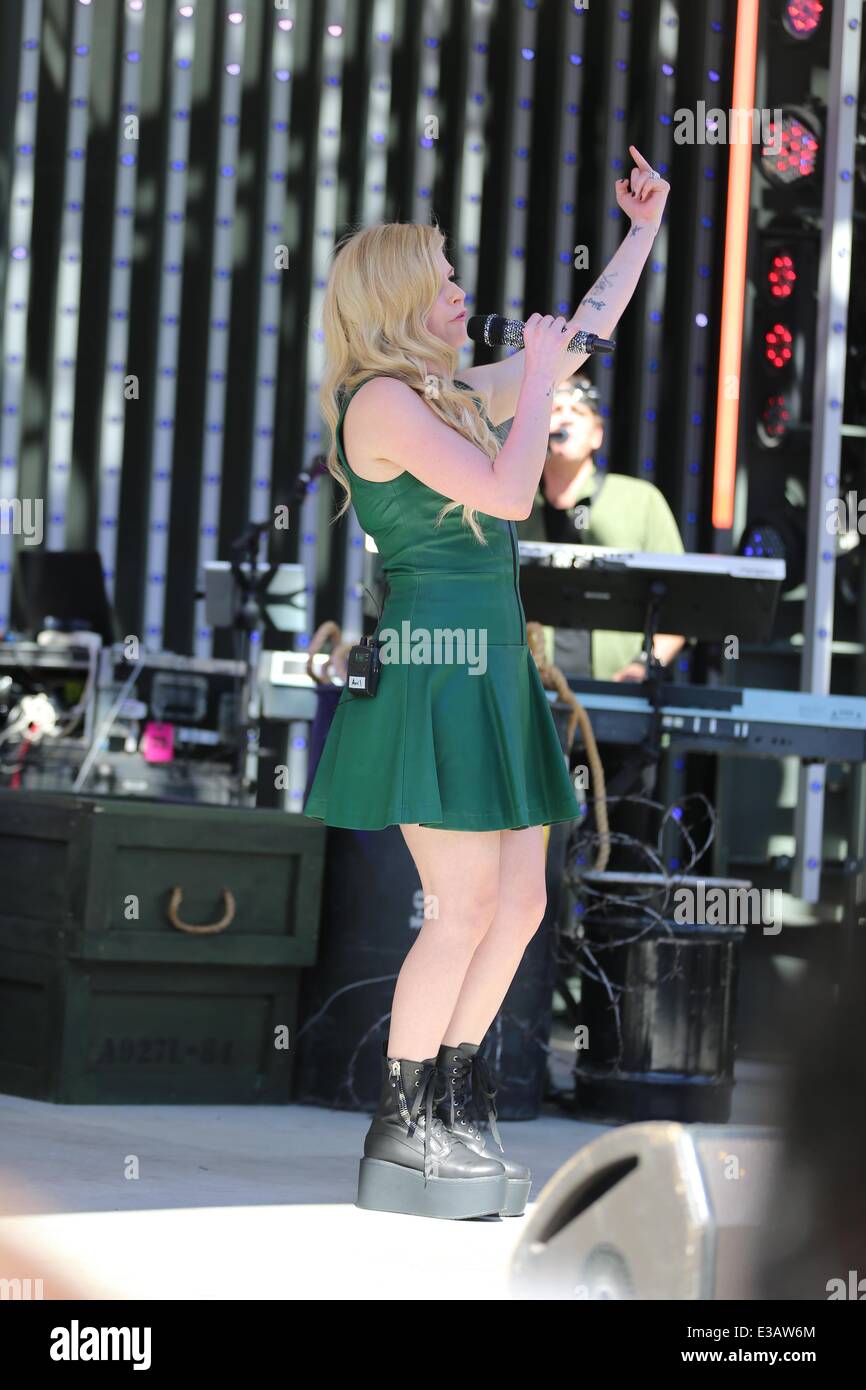 avril lavigne green dress Avril Lavigne | Headlining @vanswarpedtour tonight! See you there @skylerbarberio