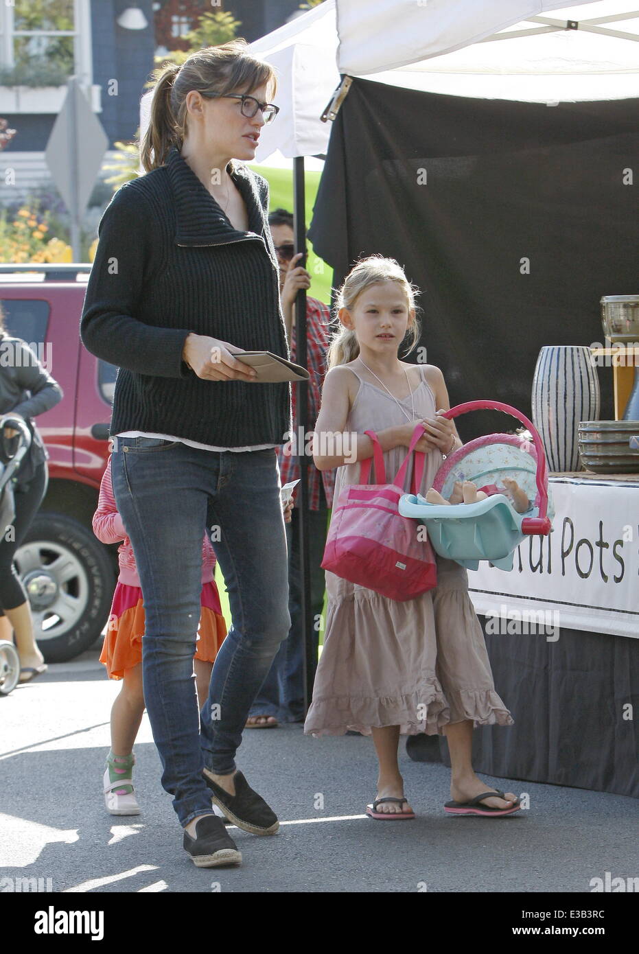 Jennifer Garner with her daughters at Pacific Palisades Farmers Market