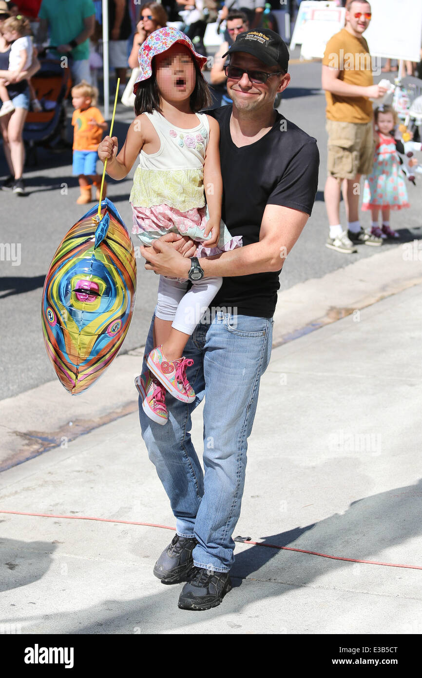 Jon Cryer, his wife Lisa Joyner and their daughter, Daisy Cryer visit a