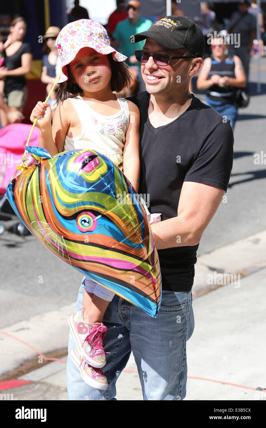 Jon Cryer, his wife Lisa Joyner and their daughter, Daisy Cryer visit a Farmers Market in Studio City  Featuring: Jon Cryer,Daisy Cryer Where: Los Angeles, CA, United States When: 15 Sep 2013 Stock Photo