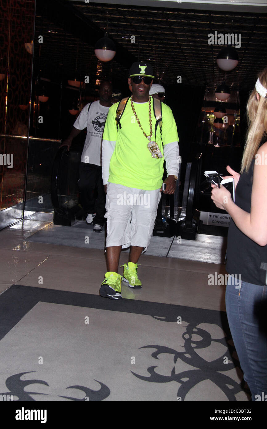 Singer R. Kelly Performs At Rehab Pool inside Hard Rock Hotel and ...