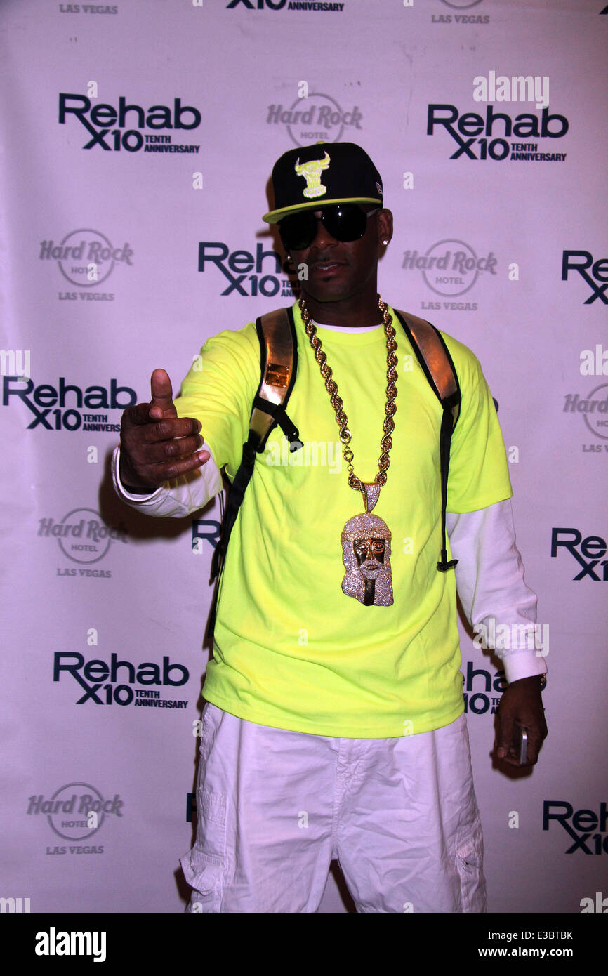 Singer R. Kelly Performs At Rehab Pool inside Hard Rock Hotel and ...