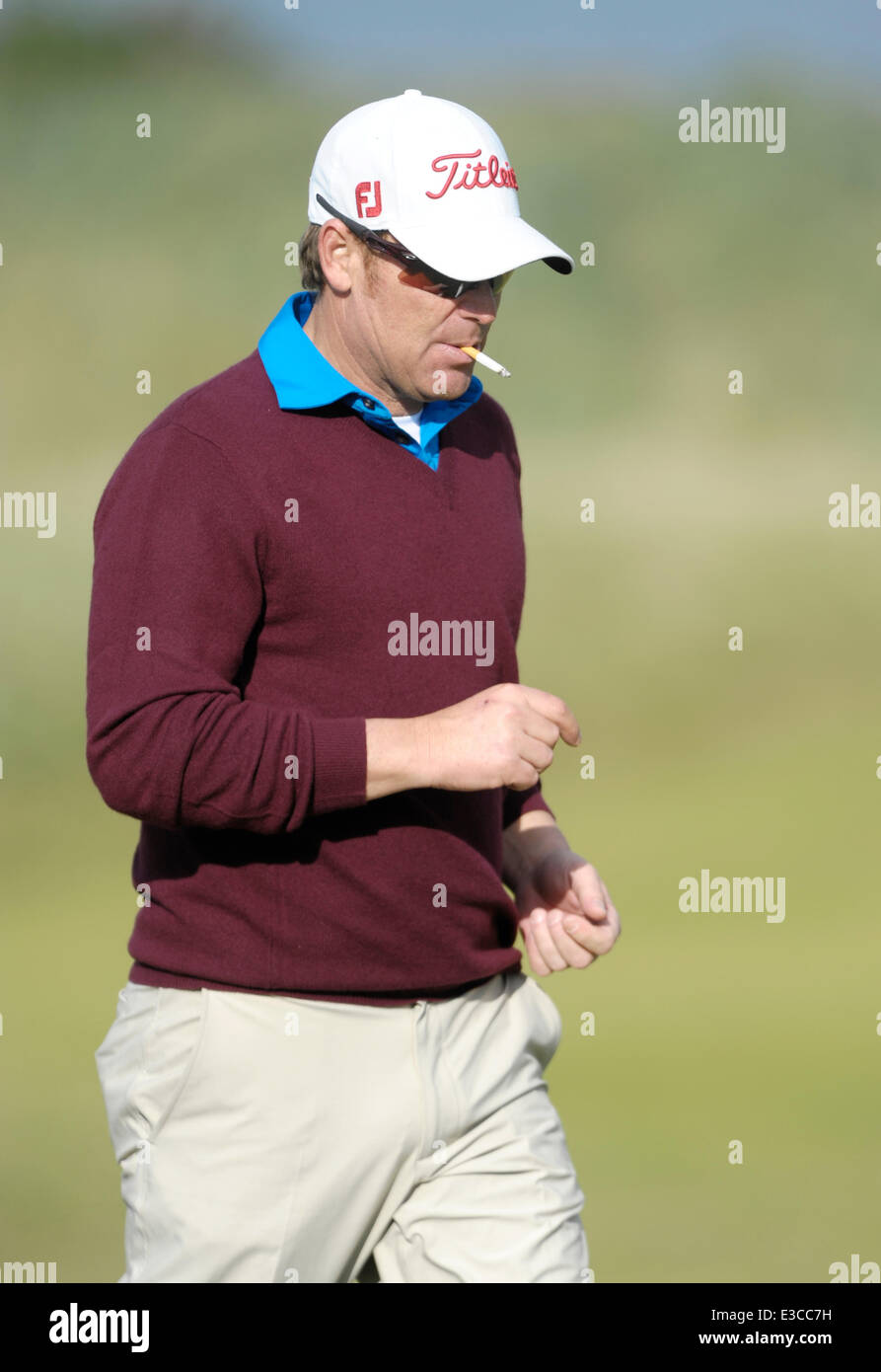 Shane Warne puffs on a cigarette between shots in the Alfred Dunhill Links Championship in Kingsbarns  Featuring: Shane Warne Wh Stock Photo