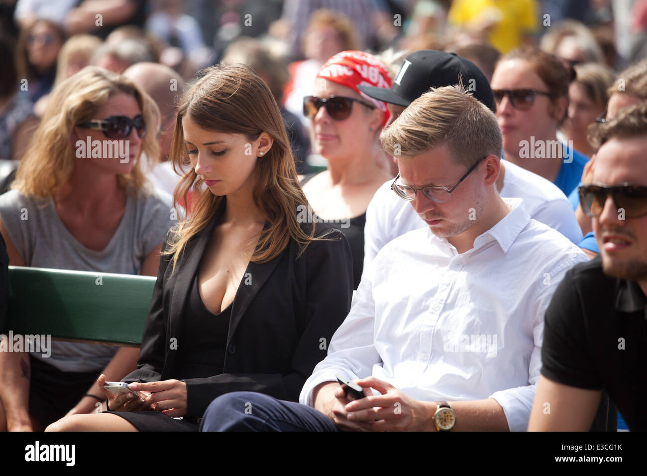 Folkemøde på Bornholm 2014. Nikita Klæstrup lytter til sin partileder Stock  Photo - Alamy