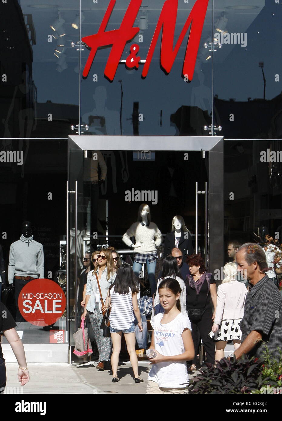 Jessica Alba on a shopping spree with friends at ZARA and H&M stores in  Westfield Mall Featuring: Jessica Alba Where: Los Angel Stock Photo - Alamy