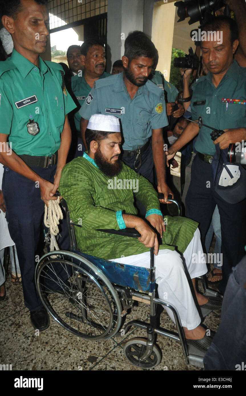 Dhaka, Bangladesh. 23rd June, 2014. A leader of Harkat-ul Jihad al Islami (C) appears in court in Dhaka, Bangladesh, June 23, 2014. A court in Bangladesh's capital Dhaka on Monday awarded death penalty to eight militants of a banned Islamist outfit including its ringleader for bomb explosions at an open-air Bengali New Year concert in 2001 that left at least eight people killed and many more others injured. Credit:  Shariful Islam/Xinhua/Alamy Live News Stock Photo